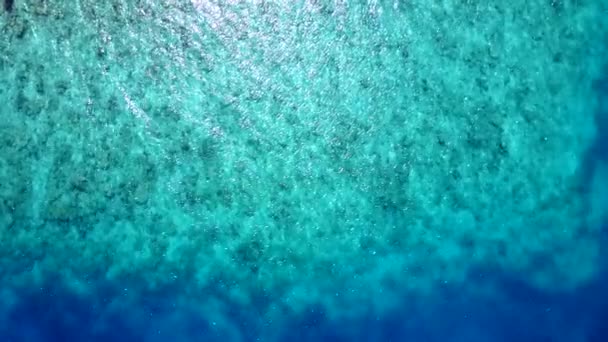 Romantisches Panorama eines ruhigen Inselstrandurlaubs bei blauem Meer und weißem Sandhintergrund im Sonnenlicht — Stockvideo