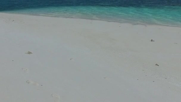 Turismo caldo di lusso vista mare viaggio in spiaggia da acqua blu acqua e sabbia bianca sfondo vicino palme — Video Stock