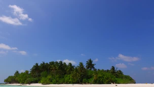 Теплый туризм красивого пляжа с видом на море с аква-голубой водой и чистым песчаным фоном рядом с песчаным баром — стоковое видео