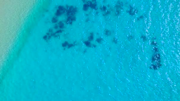 Słoneczne niebo tropikalnej plaży wyspy przerwa przez błękitne morze z białym, piaszczystym tłem po wschodzie słońca — Wideo stockowe