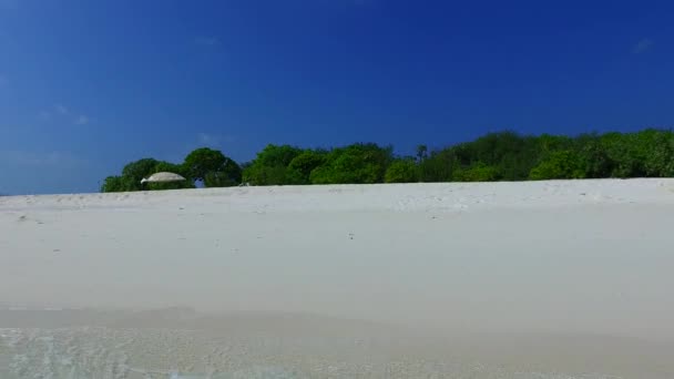 Tomma resor exotiska kusten strand semester med blått hav med vit sand bakgrund nära handflatorna — Stockvideo