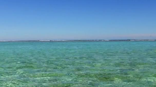 Amplio ángulo de viaje de tranquilas vistas al mar estilo de vida de playa por laguna azul con fondo de arena limpia a la luz del sol — Vídeo de stock
