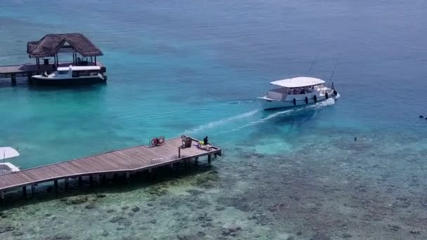 浅い海と太陽の下で明るい砂浜の背景による牧歌的な海岸の冒険の昼間のパノラマ — ストック動画