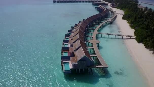 Paisagem aérea drone de estilo de vida perfeito praia litoral por lagoa azul e fundo arenoso limpo — Vídeo de Stock