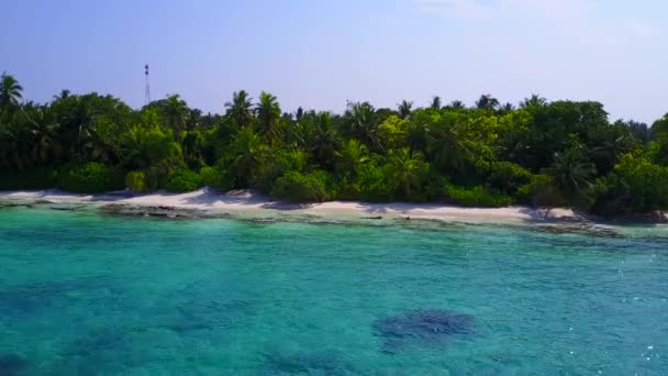 Zonnig landschap van ontspannen strand reis door turquoise oceaan met witte zandachtergrond in de buurt van resort — Stockvideo