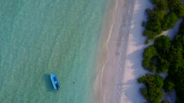 Close up textura luxusního moře pohled na pláž životní styl podle modrého oceánu a bílého písečného pozadí v blízkosti útesu — Stock video