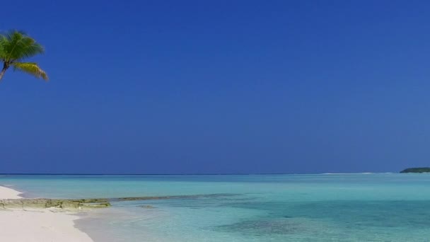 Dagtid turism perfekt kust strand paus av turkos hav med vit sand bakgrund nära handflatorna — Stockvideo