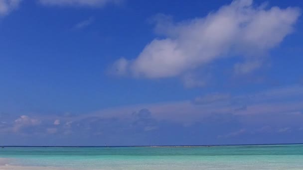 Tomma resor av tropiska kusten strandresa med klart vatten med vit sand bakgrund före solnedgången — Stockvideo