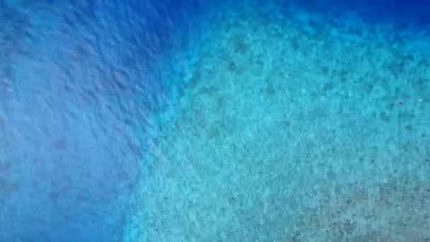 Puste niebo relaksującej laguny wakacje na plaży przez płytkiej wody i biały piasek tło w słońcu — Wideo stockowe
