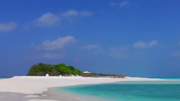 Летняя аннотация райского морского побережья на фоне синей воды и белого песка возле песчаного берега — стоковое видео