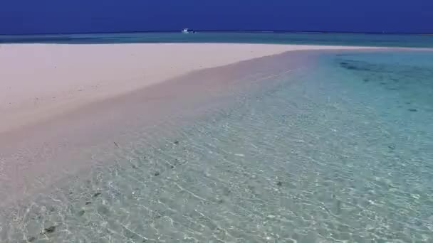 Ημερήσια τοπίο του παραδείσου θέρετρο διακοπές στην παραλία με μπλε πράσινο ωκεανό και λευκό αμμώδη φόντο μετά την ανατολή του ηλίου — Αρχείο Βίντεο