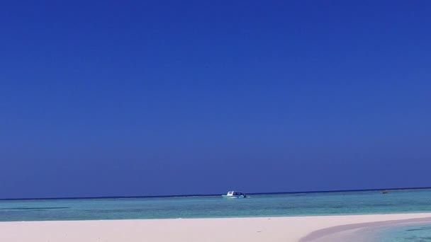 Résumé ensoleillé de luxe île plage style de vie par mer claire et fond sablonneux lumineux près du banc de sable — Video