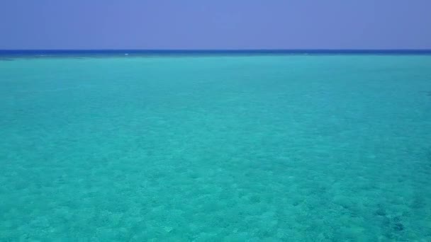 Turismo diurno di tranquilla spiaggia baia avventura dal mare poco profondo e sabbia bianca sfondo vicino alla barriera corallina — Video Stock