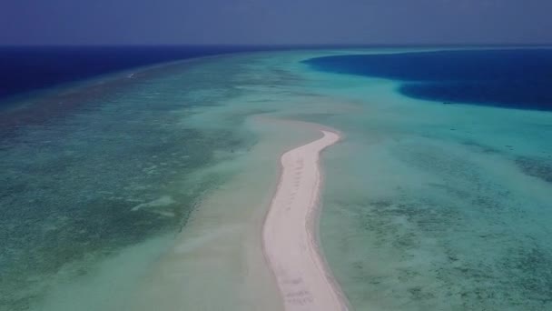 白い砂浜の背景を持つアクアブルーの海によるパラダイスビーチの休暇の空中空 — ストック動画