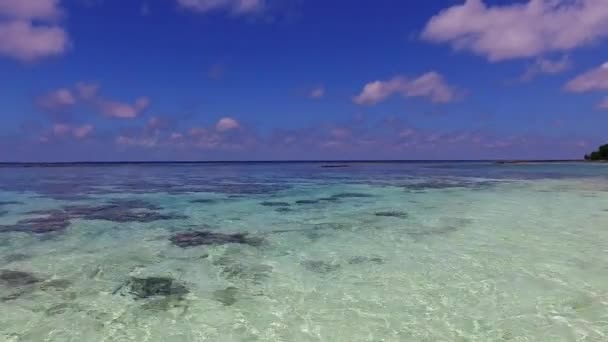 Estate paesaggio marino della laguna marina vacanza al mare dal mare poco profondo e pulito sfondo sabbioso alla luce del sole — Video Stock