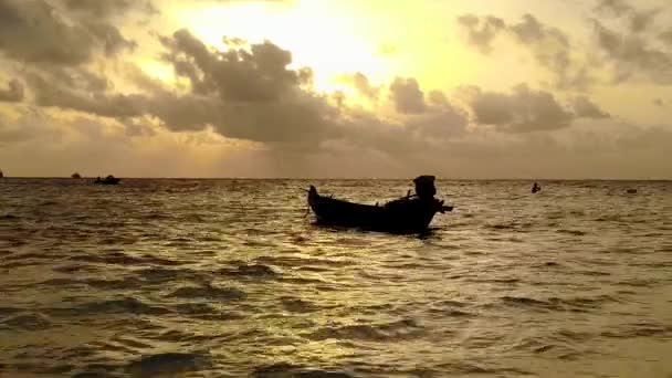 Порожня природа спокійних прибережних канікул синьою водою з білим піщаним фоном біля рифів — стокове відео