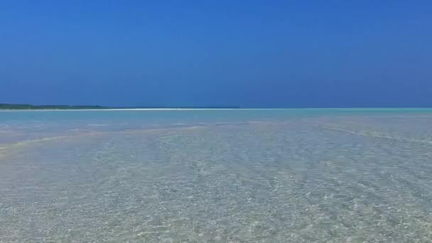 Panorama quente de férias de praia resort de luxo por mar raso com fundo arenoso branco perto de barra de areia — Vídeo de Stock