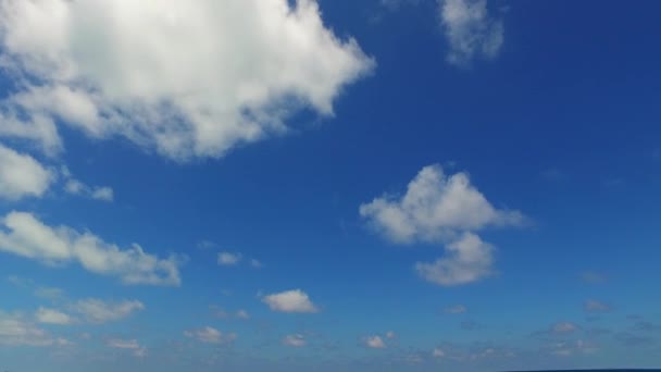Primer plano del paisaje de costa tropical viaje de playa por laguna azul y fondo de arena blanca antes del atardecer — Vídeos de Stock