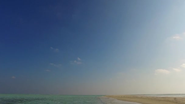 Paesaggio soleggiato di paradiso isola spiaggia viaggio da oceano poco profondo e sfondo di sabbia brillante dopo l'alba — Video Stock