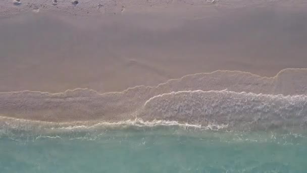 Salin tekstur ruang dari pulau liburan pantai yang tenang dengan laut dangkal dan latar belakang berpasir putih setelah matahari terbit — Stok Video