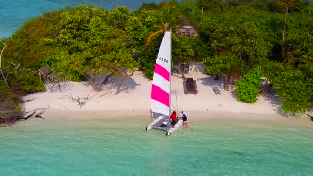 Dagpanorama van ontspannende lagune strand trip door transparant water met wit zand achtergrond in de buurt van golven — Stockvideo