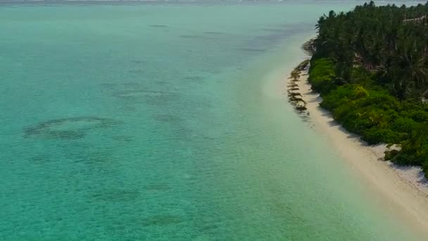 Close-up landschap van tropisch uitzicht op zee strand reis door turquoise zee met wit zand achtergrond voor zonsondergang — Stockvideo
