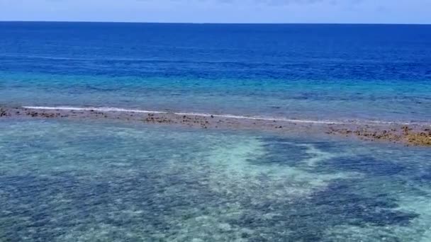 Romantická příroda luxusního moře pláž dovolená v modré laguně a bílém písku pozadí před západem slunce — Stock video