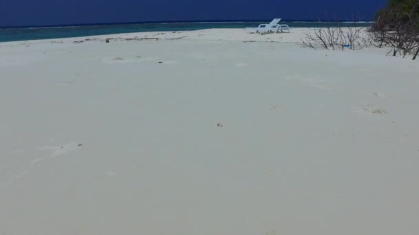 Textura vacía de tranquila aventura en la playa junto a una laguna clara con un fondo arenoso brillante cerca del arrecife — Vídeo de stock