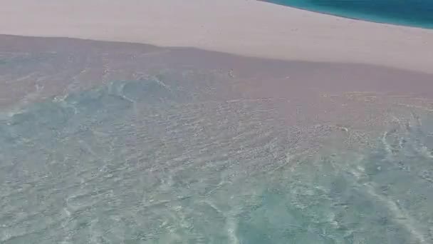 Närbild landskap idyllisk resort strand paus av blått vatten med vit sand bakgrund nära revet — Stockvideo