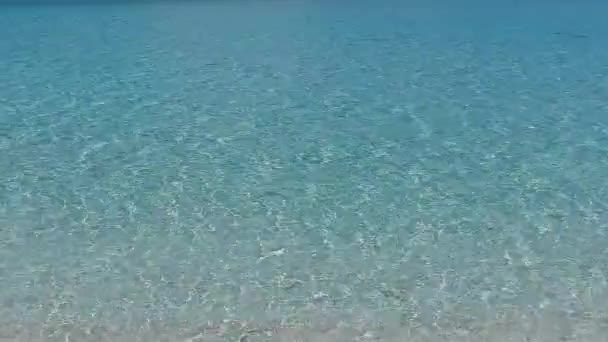 Ηλιόλουστο τοπίο του παραδείσου θέρετρο παραλία ταξίδι από καθαρή θάλασσα με λευκή άμμο φόντο κοντά sandbar — Αρχείο Βίντεο
