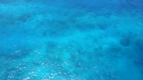 Szeroki kąt natura luksusowego wybrzeża plaży styl życia przez niebieską wodę z białym tle piasku w pobliżu palm — Wideo stockowe