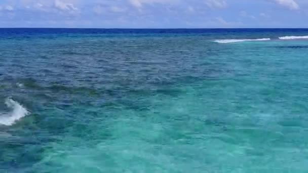 Gevşetici lagün plajının uzay manzarasını kopyala sığ deniz ve tatil köyü yakınlarındaki beyaz kumlu zemin tarafından kırıl — Stok video