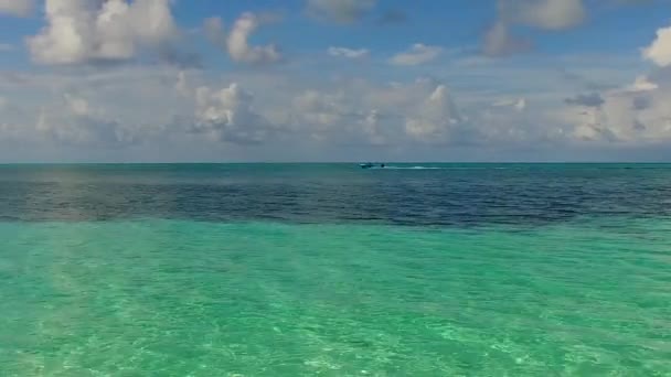 蓝海白沙背景下休闲泻湖海滨度假的浪漫情调 — 图库视频影像