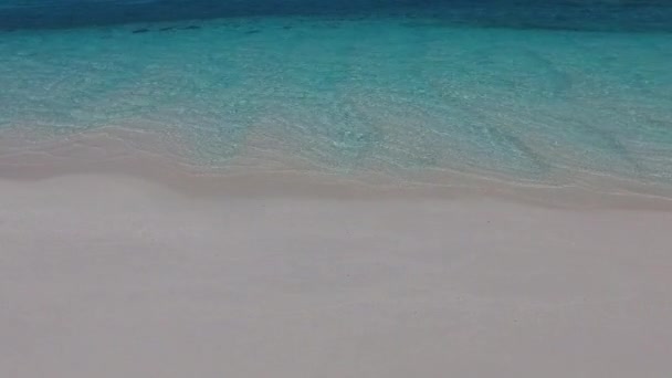Летний пейзаж идеальный отдых на пляже острова голубой лагуны с белым песчаным фоном рядом с серфингом — стоковое видео