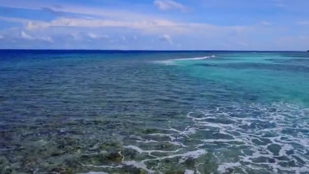 砂浜の近くに白い砂浜の背景を持つ浅い海による熱帯海岸のビーチの旅の昼間の性質 — ストック動画