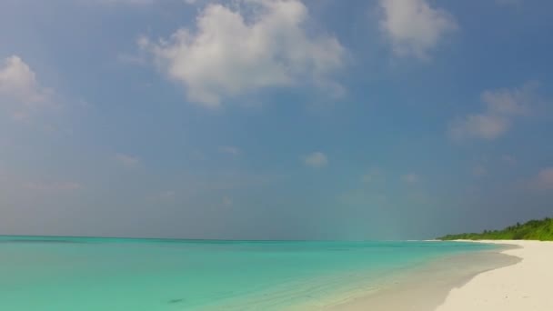 Közelkép természet egzotikus tengerparti nyaralás által aqua kék víz fehér homok háttér napkelte után — Stock videók