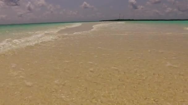 Romantisch toerisme van perfecte baai strand reis door aqua blauwe zee met wit zand achtergrond voor zonsondergang — Stockvideo