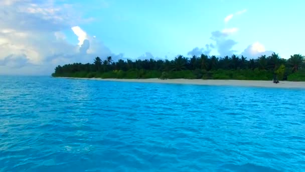 Warme Reise von Paradise Island Beach Break durch blaues Wasser mit weißem Sandhintergrund in der Nähe Sandbank — Stockvideo
