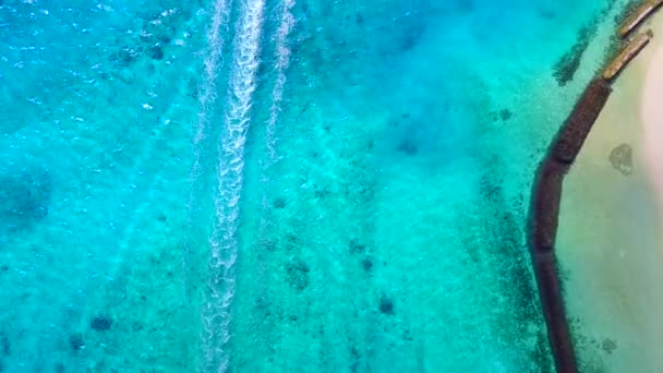 Теплая панорама тропического пляжа с видом на море на аква-голубой океан с чистым песчаным фоном в солнечном свете — стоковое видео