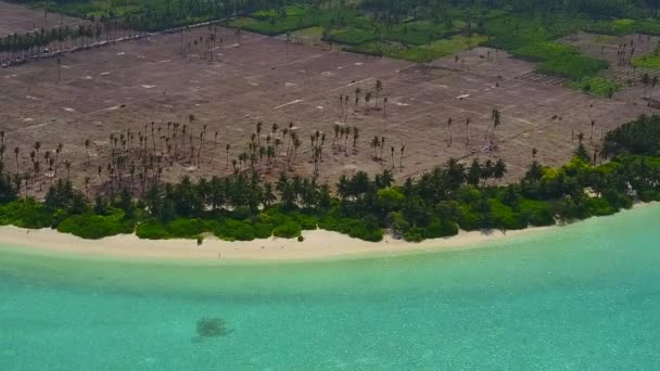 Närbild landskap av lugn lagun strand paus av grunt vatten och vit sand bakgrund nära resort — Stockvideo