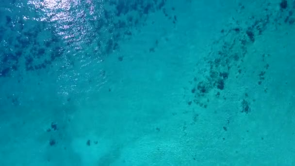 Panorama soleggiato di bella vacanza al mare costa da oceano turchese e sfondo di sabbia bianca vicino alla barriera corallina — Video Stock