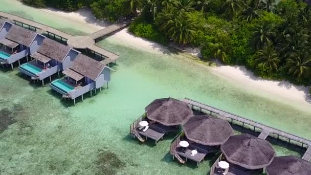 Weitwinkellandschaft der Meereslagune Strand Zeit von aqua blue Lagune mit hellem Sand Hintergrund in der Nähe von Wellen — Stockvideo