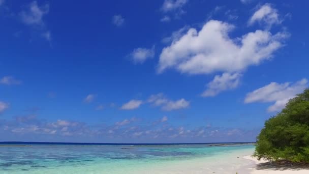 Αντιγράψτε χώρο πανόραμα του τέλειου ταξιδιού παραλία θέρετρο από μπλε θάλασσα και λευκό αμμώδη φόντο πριν από το ηλιοβασίλεμα — Αρχείο Βίντεο