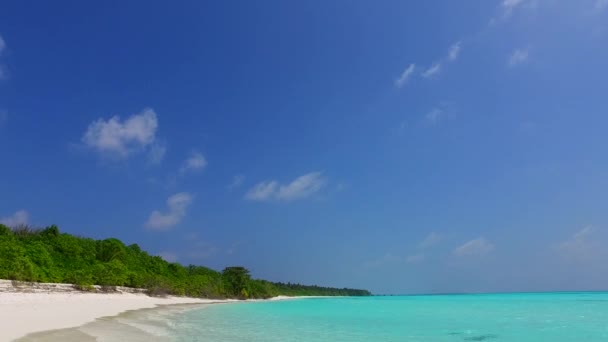 Üres természet paradicsom üdülőhely strand nyaralás kék óceán és fehér homok háttér közelében zátony — Stock videók