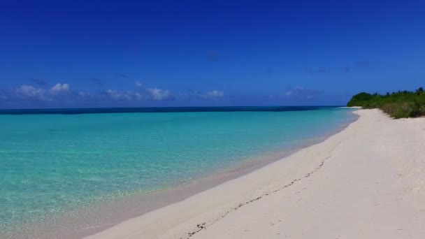 Ciepły abstrakt egzotycznej plaży turystycznej podróży przez błękitne morze i białe, piaszczyste tło po wschodzie słońca — Wideo stockowe