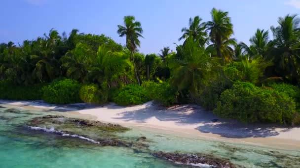 Сонячні подорожі спокійного курортного пляжу на блакитному зеленому океані з білим піщаним фоном біля рифу — стокове відео