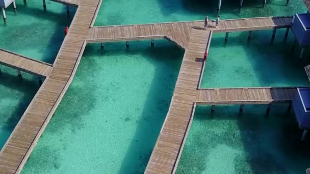 Wisata cerah dari liburan pantai laut oleh air transparan dengan latar pasir putih di dekat karang — Stok Video