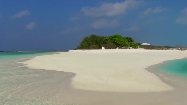 Viaggio caldo di idilliaca vacanza al mare turistico da acqua blu oceano e sabbia bianca sfondo vicino surf — Video Stock