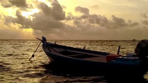 Vazio paisagem marinha de viagem perfeita praia litoral por lagoa azul-turquesa com fundo arenoso limpo antes do pôr do sol — Vídeo de Stock