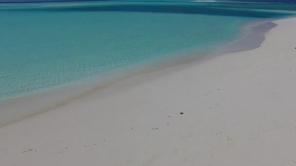 Espaço cópia seascape of paradise bay beach break by blue green sea with white sand background near sandbar — Vídeo de Stock